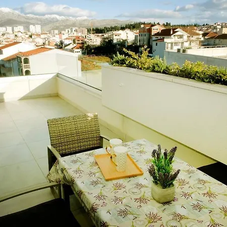 Camino - Near Mall Of Split