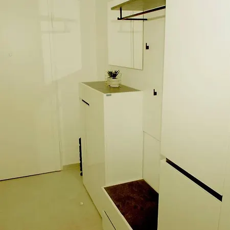 Camino - Near Mall Of * Split